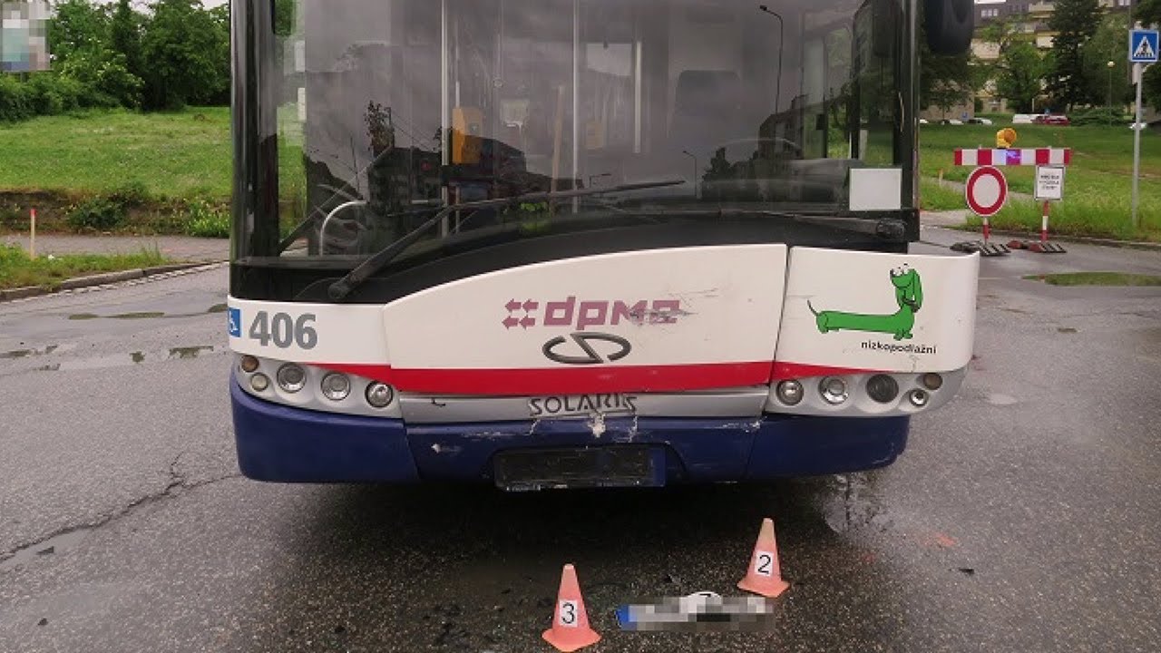 Nehoda autobusu v Olomouci. Seniorka po několika dnech podlehla zranění v nemocnici