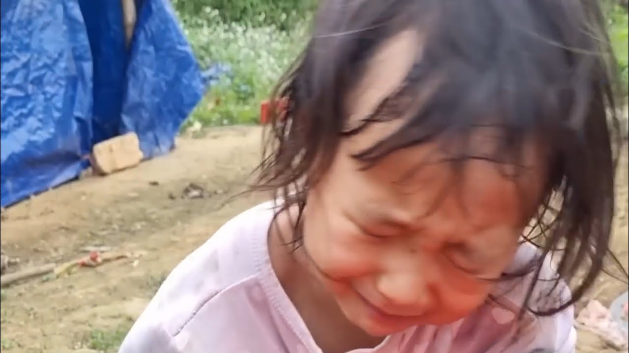 Went to Pick Fruit… The Baby Suddenly Fainted | She Arrived Just in Time