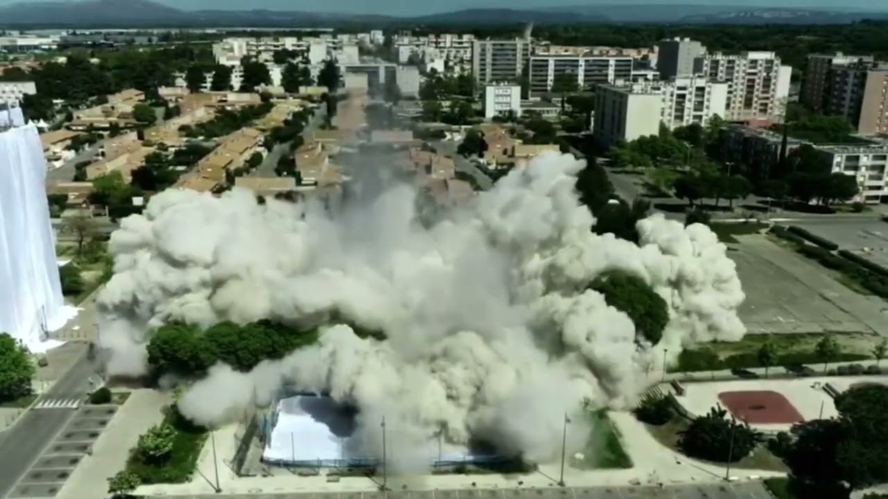 L'explosion vue du ciel des bâtiments Mercure de Miramas