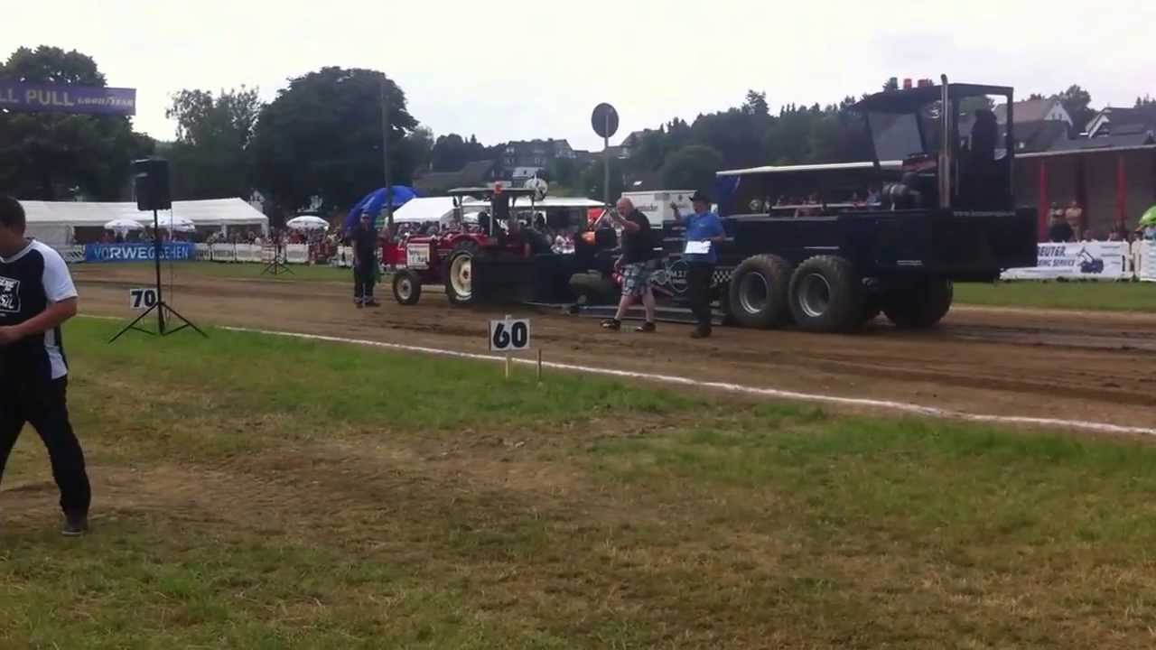 IHC 383 beim Tractorpulling Berghausen