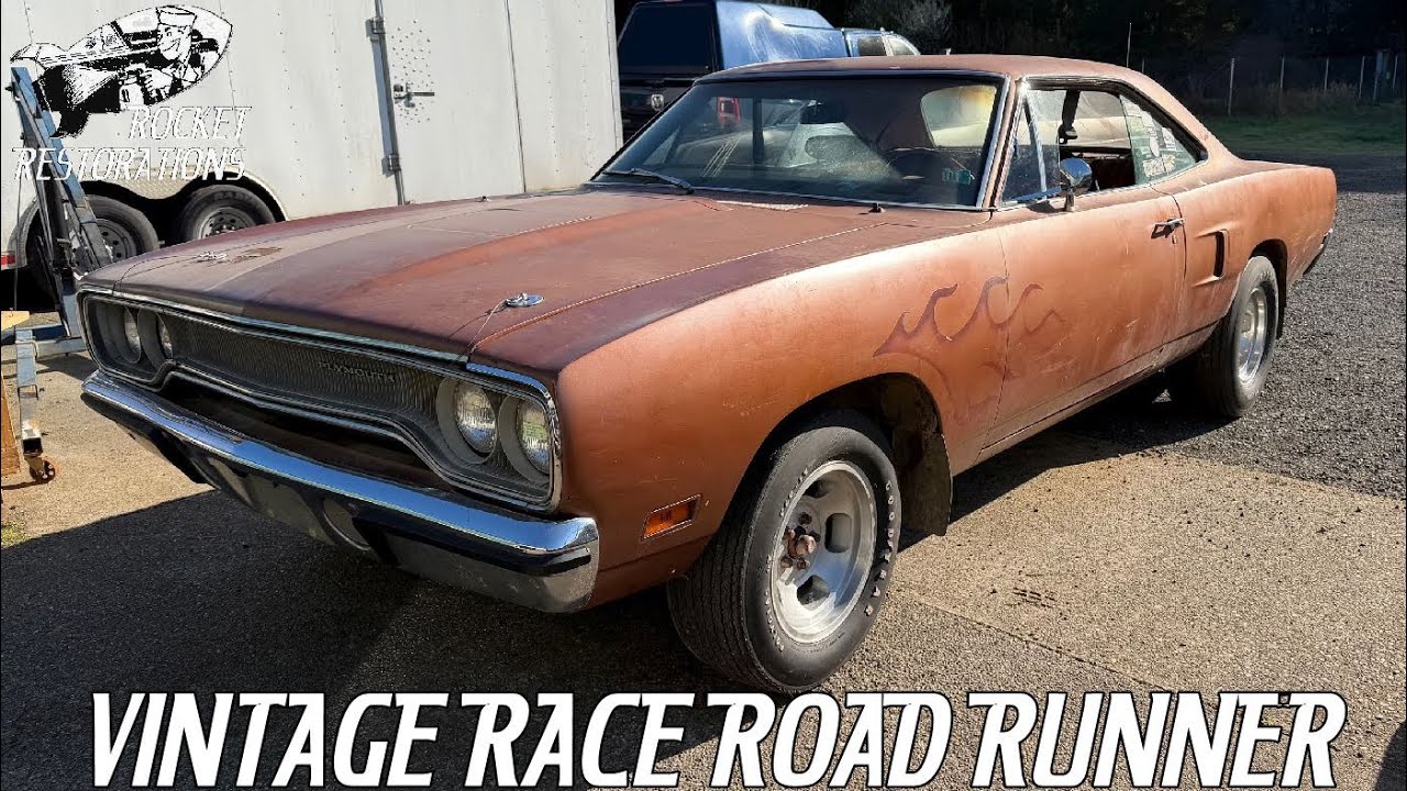 Черный Plymouth Road Runner V Code 440 1970 года с 6-камерным карбюратором и пневматической подве...