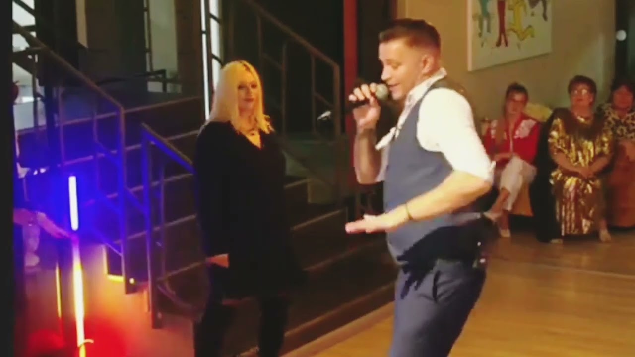 Alex face un recital LIVE în Casa Mireasa cu dedicatie pentru Raluca, pe care o și săruta