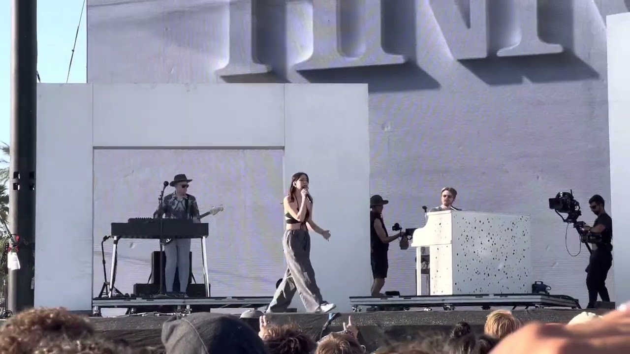 Finneas w/Lizzy McAlpine - Hate to Be Lame - live at Coachella 2022 WW1