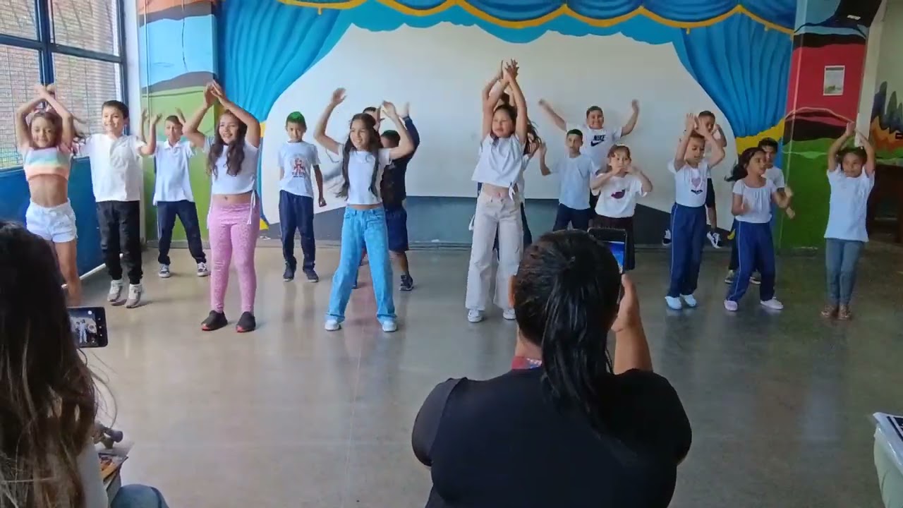 Minha escola todo mundo é feio