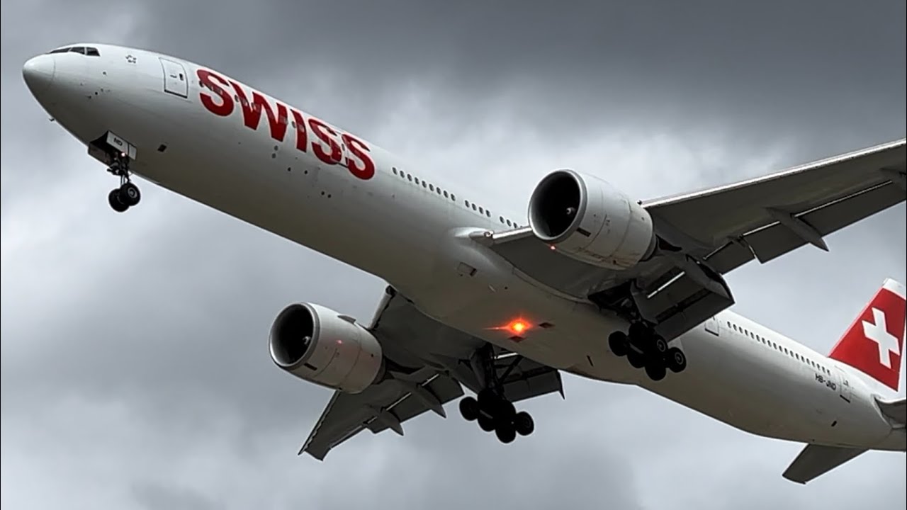 Weekend Arrivals and Departures at Chicago O'Hare Airport