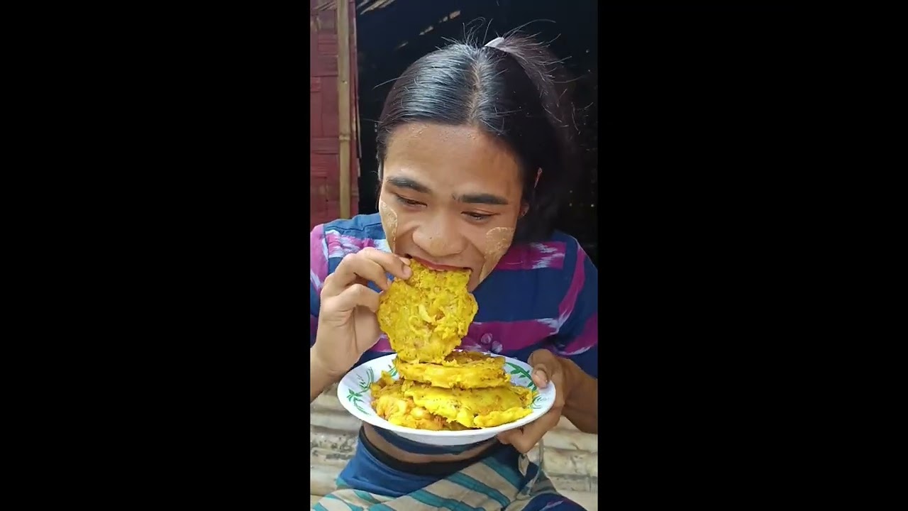 ပဲမှုန့်ကြော်စားတာ မြည်းတာနဲ့တင် ကုန်းပြီး🤣#foodvlog 