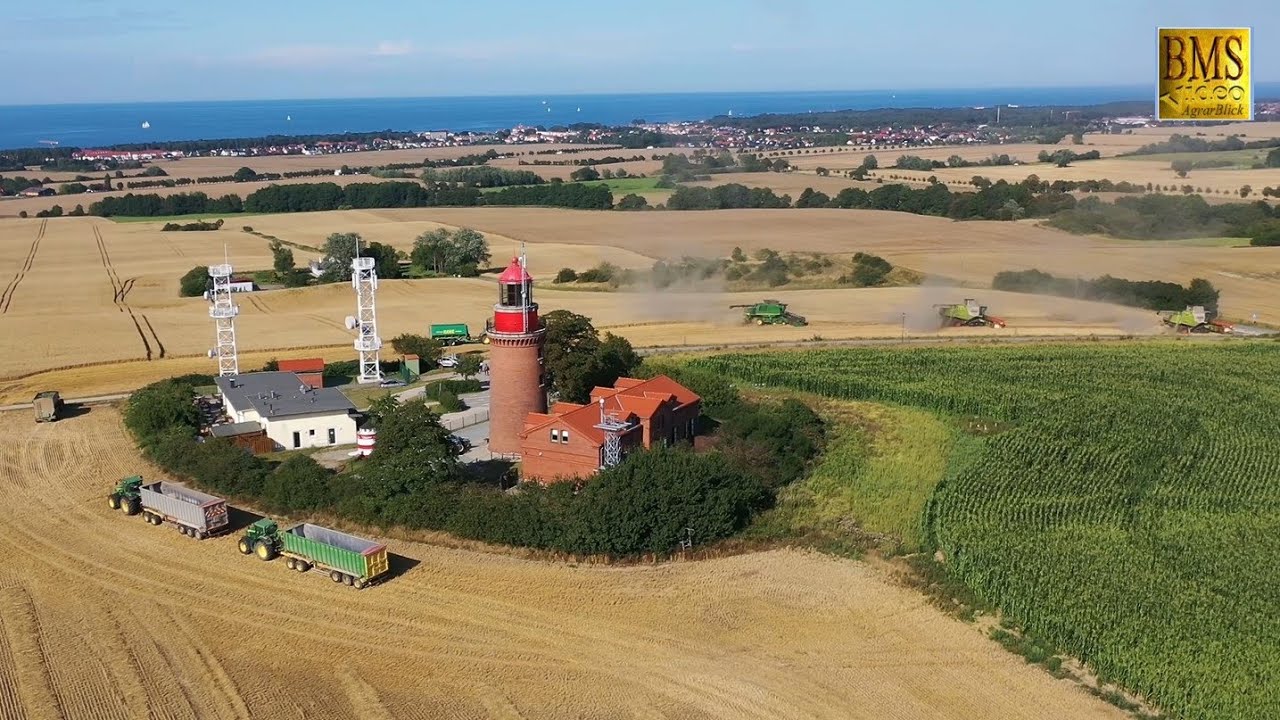 Getreideernte am Ostsee Leuchtturm Buk Kühlungsborn - Landwirtschaft  Claas, John Deere, New Holland