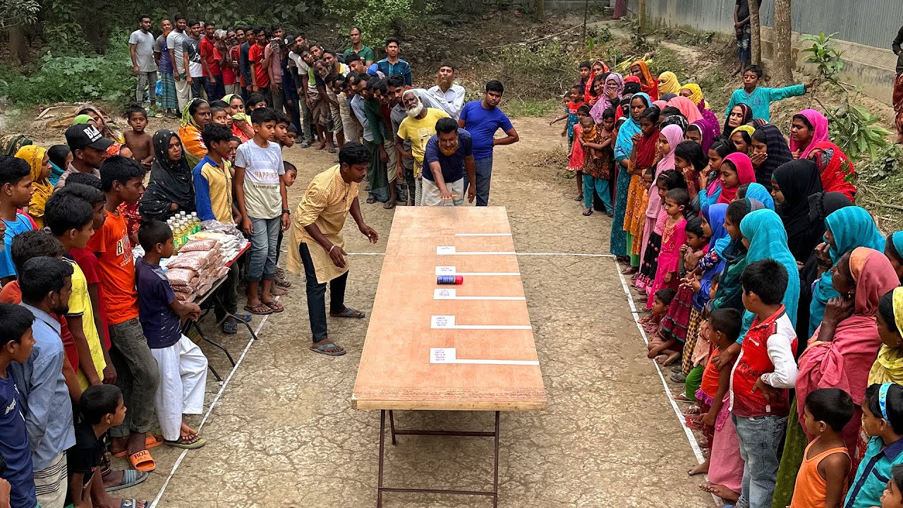 বোর্ডের উপর ক্যান গড়িয়ে রোজার ইফতার সামগ্রি জেতার চ্যালেঞ্জ। গ্রামের সবাই খেলার আনন্দে মেতে উঠলো