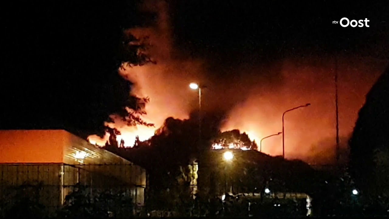 Zeer grote brand bij Twence in Hengelo, grote rookwolken trekken richting Delden