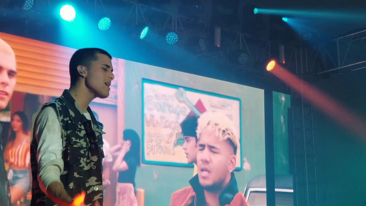 CNCO cantando en vivo Llegaste tu