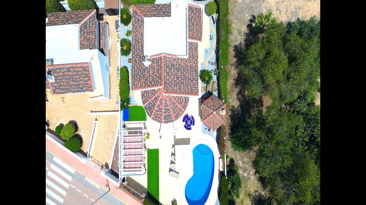 Casas Manuel Real Estate. A delightful 3 bed detached villa for sale in Dona Pepa. 320.000 Euros...