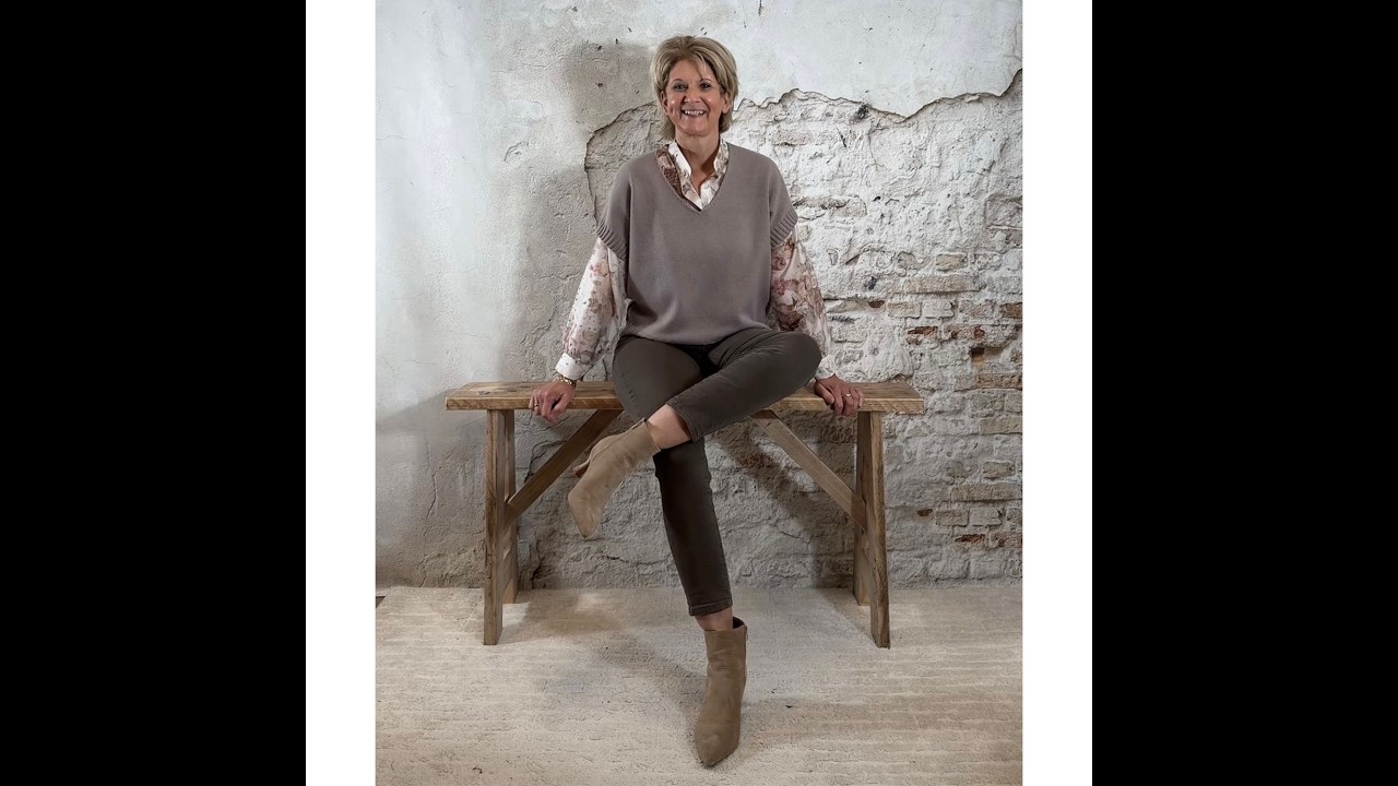 Evy pullover kapmouw v-hals taupe & Evy transparant blouse flower beige
