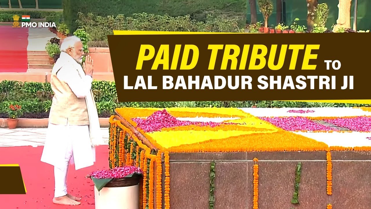 Prime Minister Narendra Modi pays tributes to Lal Bahadur Shastri ji at Vijay Ghat
