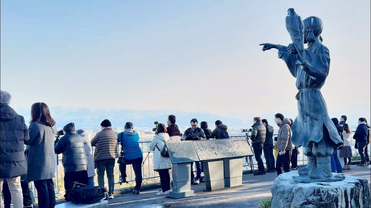 冬晴れ間の富山。立山連峰を仰ぐ特等席からの神々しいシーンに人々が感動する。