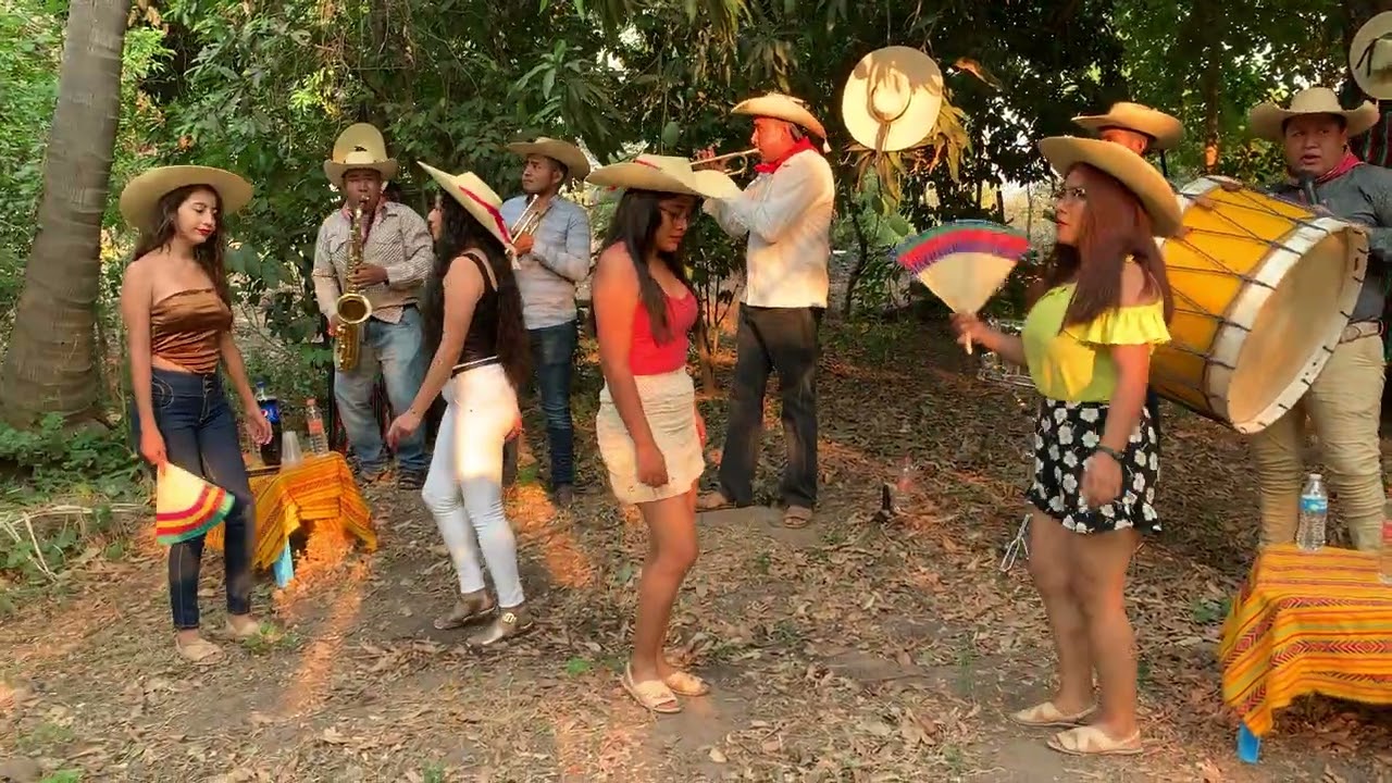 Que suene la banda con las Surenitas en Ajuchitlan del Progreso.