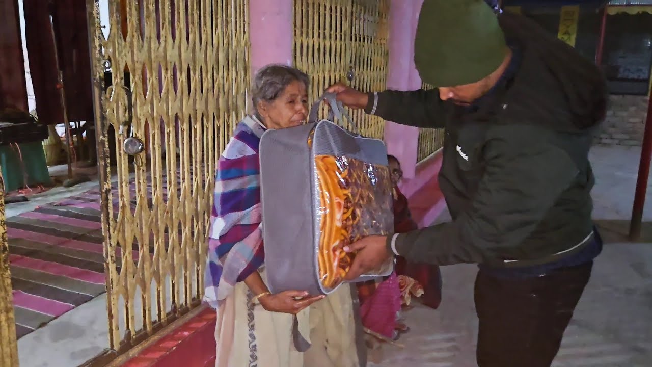ভগবানের আশীর্বাদে মানুষের সেবা—আজ একটি মন্দিরে অসহায় দিদাদের সাহায্য 🌺