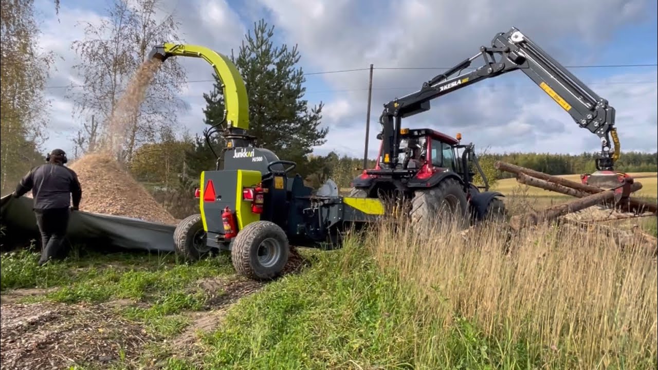 Haketusta Junkkari HJ500 hakkurilla ja Valtra T190 Traktorilla.