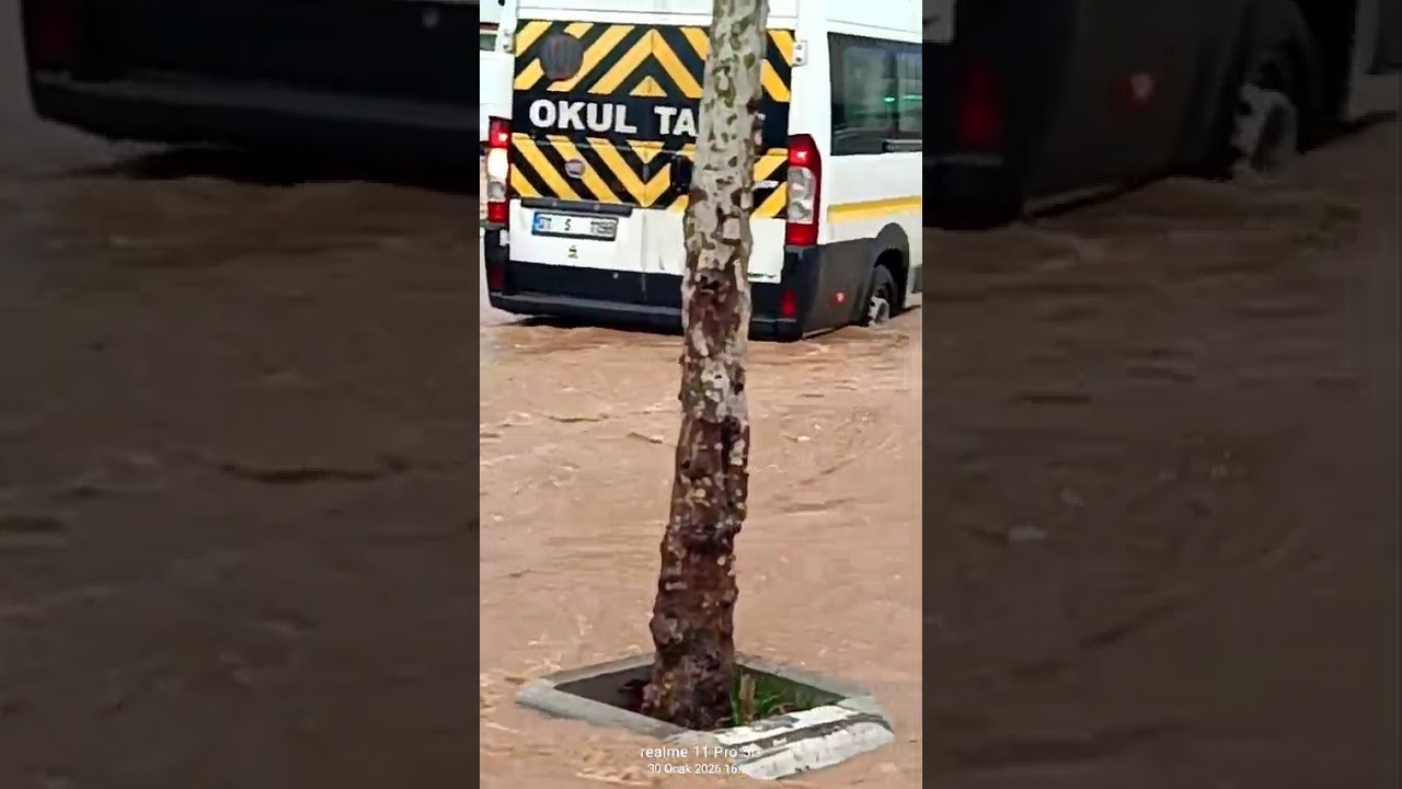 Adana'da Hayat Fel&ccedil; Oldu... Metrekareye 1 saatte 115 KG Yağmur Yağdı