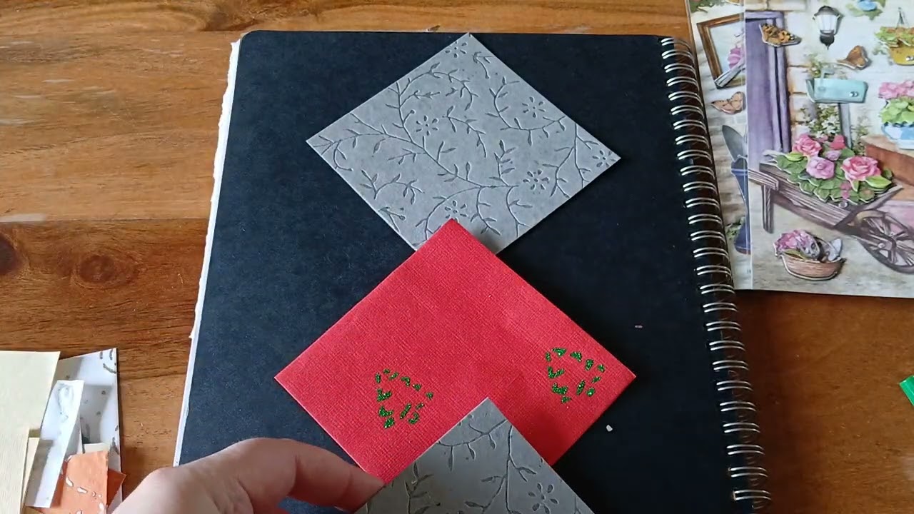 Scrapbooking: collage. Création de couverture pour cahier créatif. Décorer une page sans réfléchir.