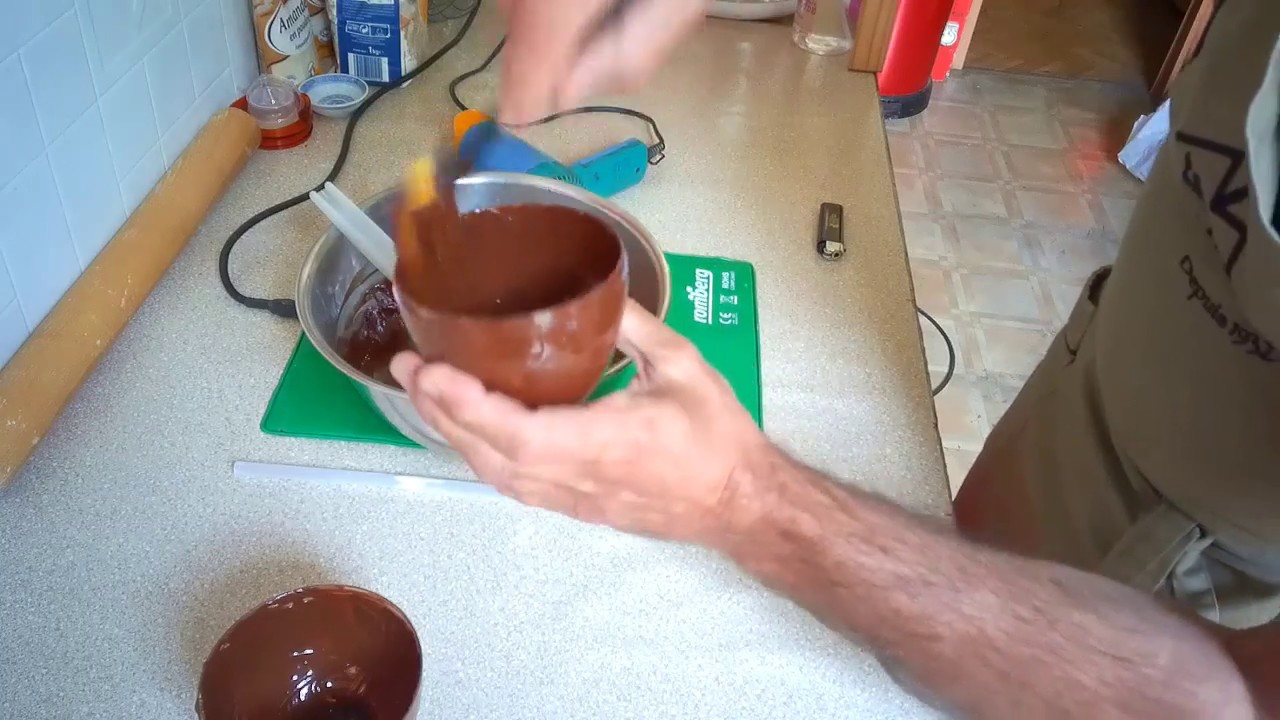 moulage d'un œuf en chocolat et précisions sur la mise au point