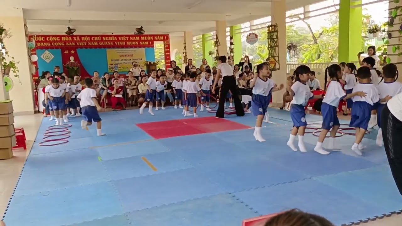 Bật liên tục vào vòng. Lứa tuổi: 5-6 tuổi