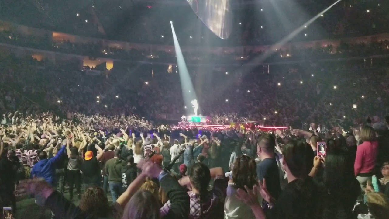 Lady Gaga invites a little kid on stage "Million Reasons" PGH 11/20/17