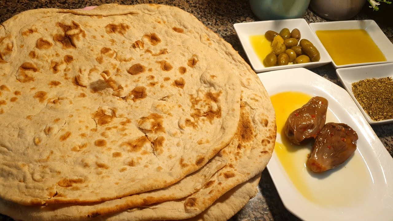 خبز التنور بفرن الغاز على الطريقة القديمة التقليدية صُنعت بحب لتعليم المبتدئين