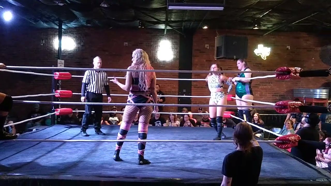 Squared Circle Pro - Nova Phoenix/Angela Armstrong vs The Freebabes