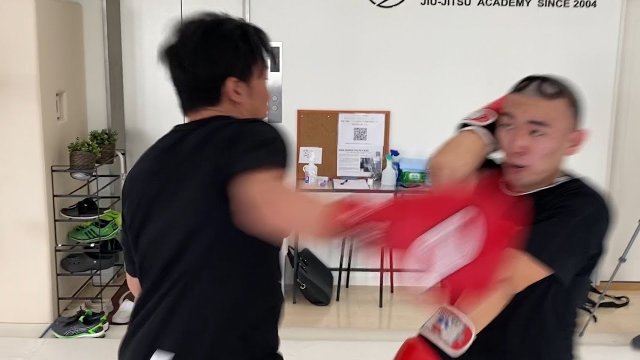Схватка между гениальным человеком с боксерской грушей и Mikuru Asakura