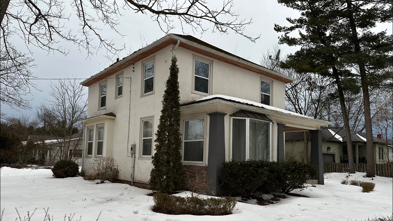 Exploring a creepy decayed ABANDONED 1920s home 
