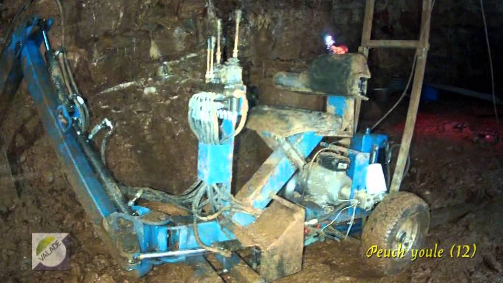 Spéléo Aveyron désobstruction - pelle araignée - l'igue de puech youle