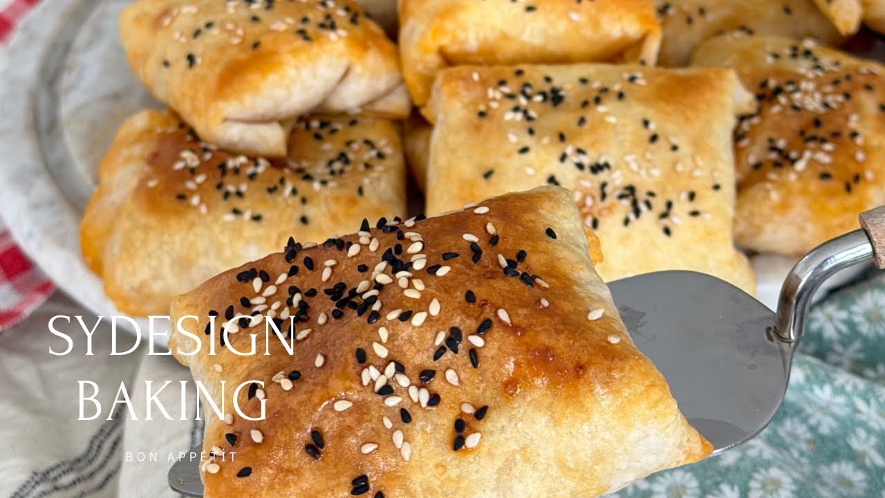  very practical chicken pastry absolutely delicious with garlic and dill yogurt on the side. #börek 