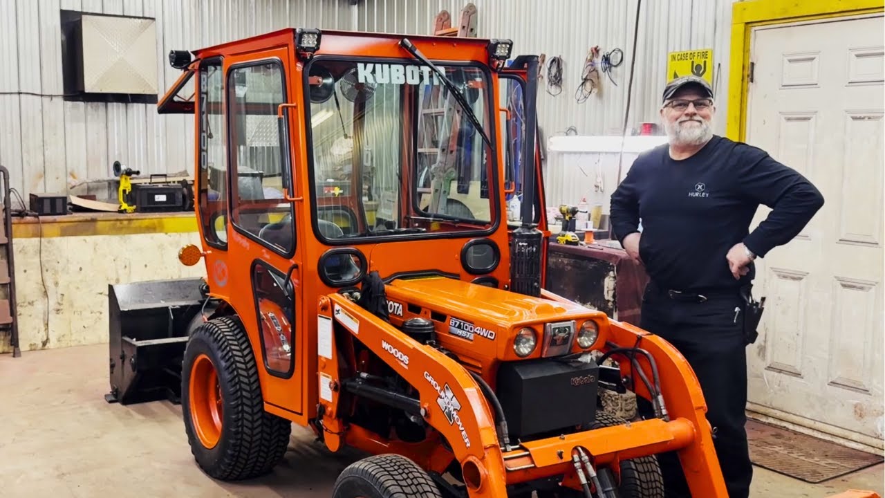 Изготовленная на заказ кабина трактора // Kubota B7100