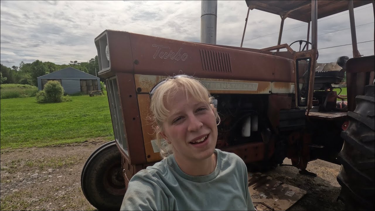 Снимаем гидравлический насос с нашего самого старого трактора..🚜