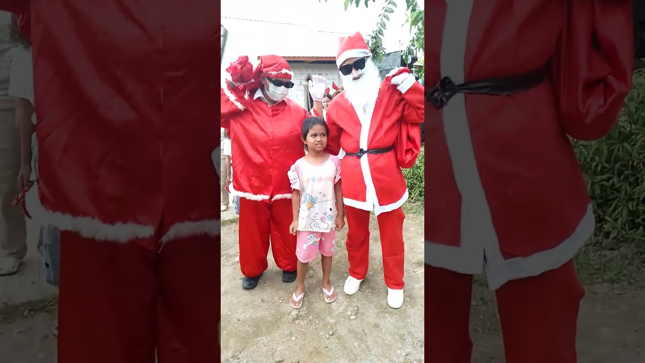Stella dikunjungi Santa claus.