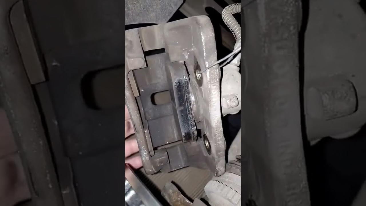 Cómo cambiar las pastillas de freno y discos delanteros del Peugeot 207 Compact