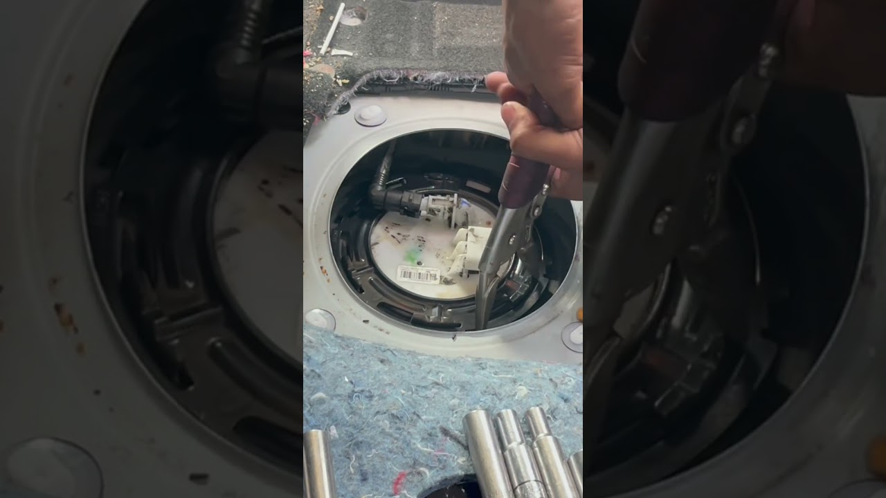 Как снять кольцо бензонасоса #автомобиль #автомобильный #ремонтавтомобиля #механик #топливныйнасос