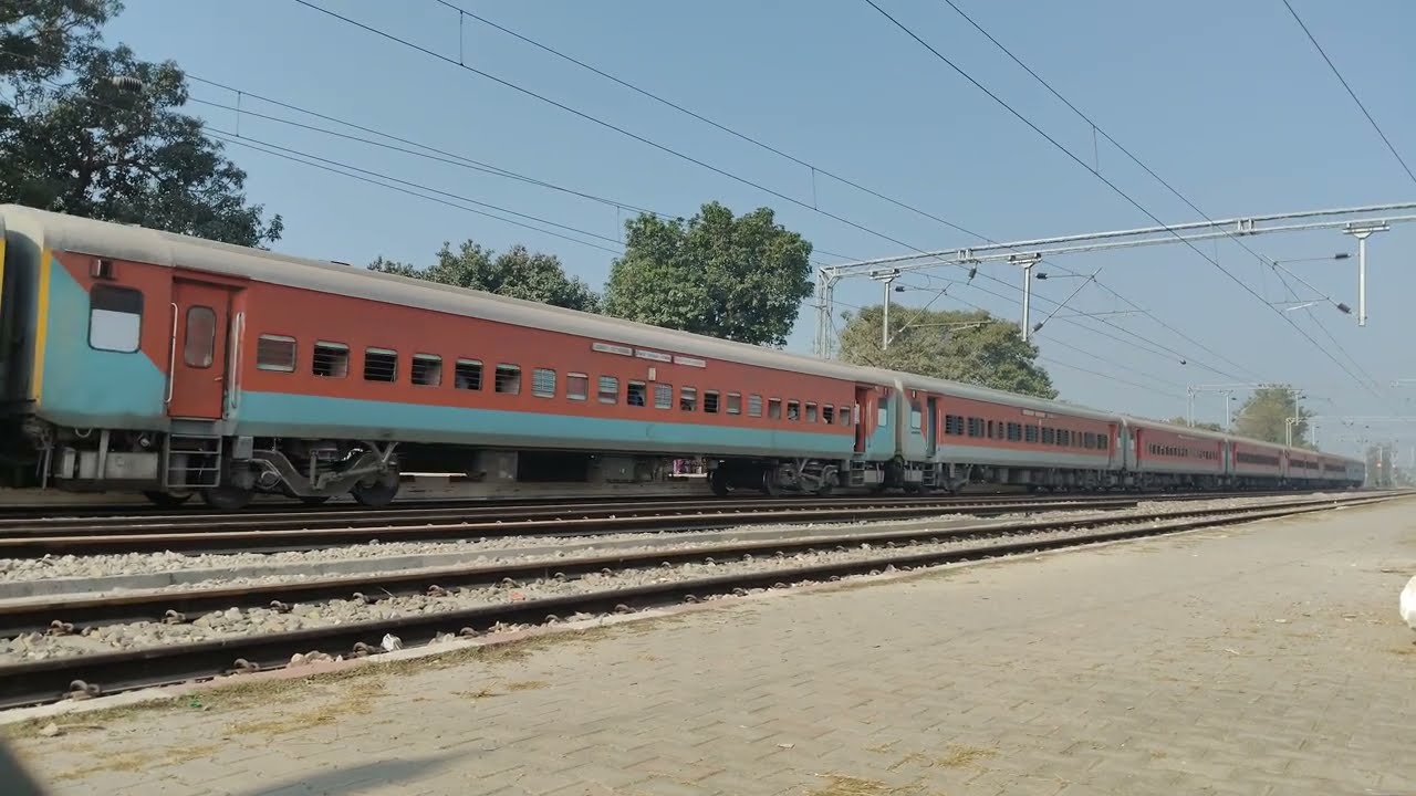 15044 Lucknow Kathgodam Exp Arrival Pantnagar #lucknow #kathgodam#viral #bareilly#viral#train#travel