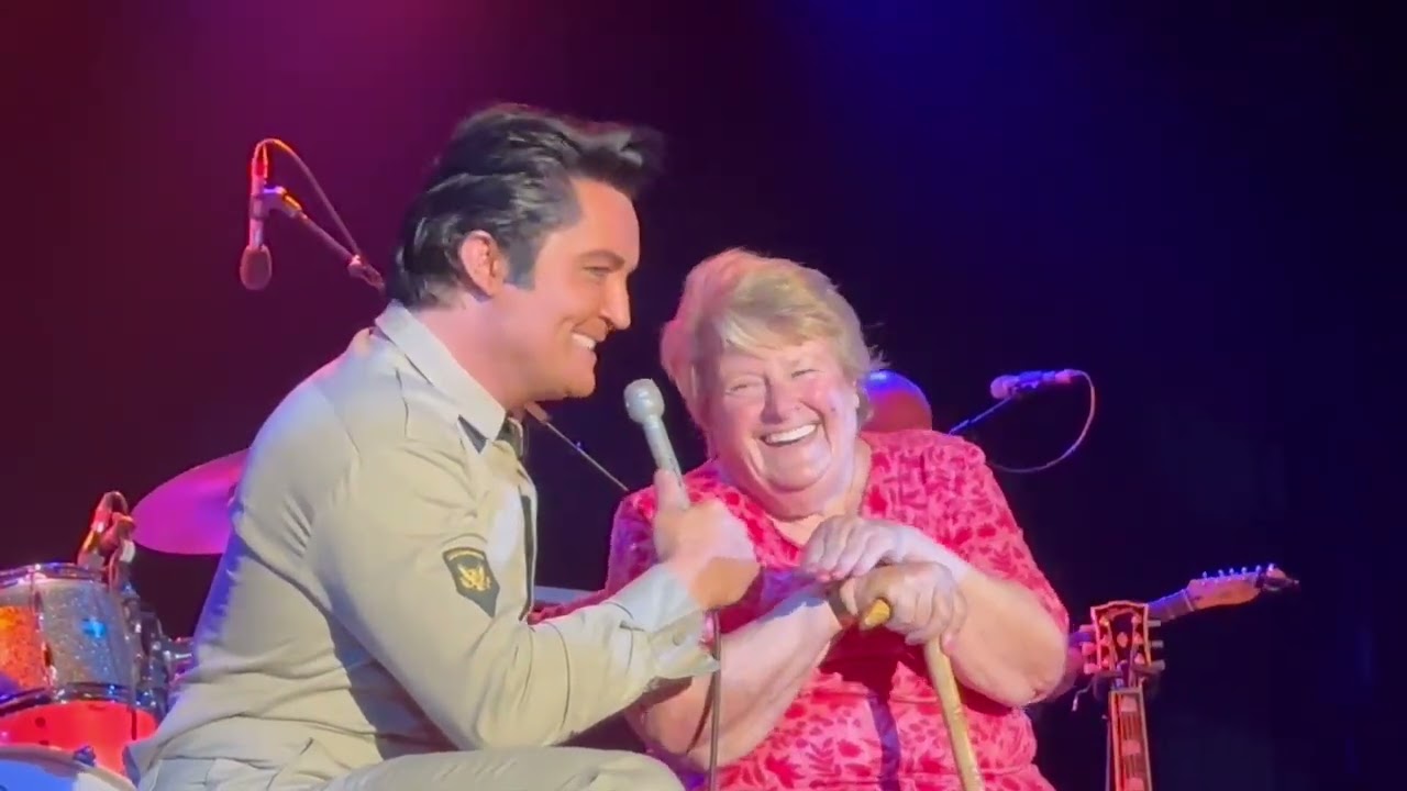 𝘽𝙚𝙣 𝙋𝙤𝙧𝙩𝙨𝙢𝙤𝙪𝙩𝙝 with audience member Mary - Can't Help Falling in Love, Yeovil 2023