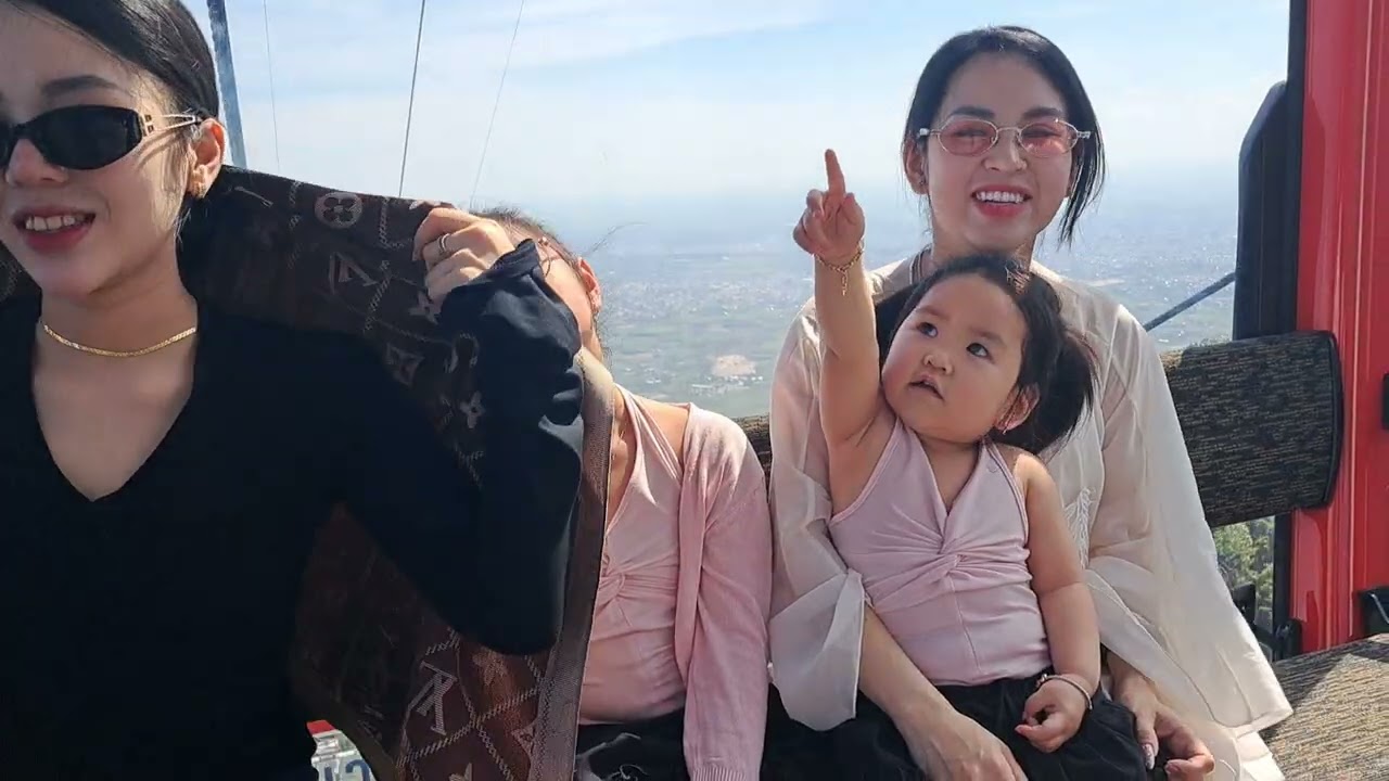 Gia đình đi chùa đầu năm