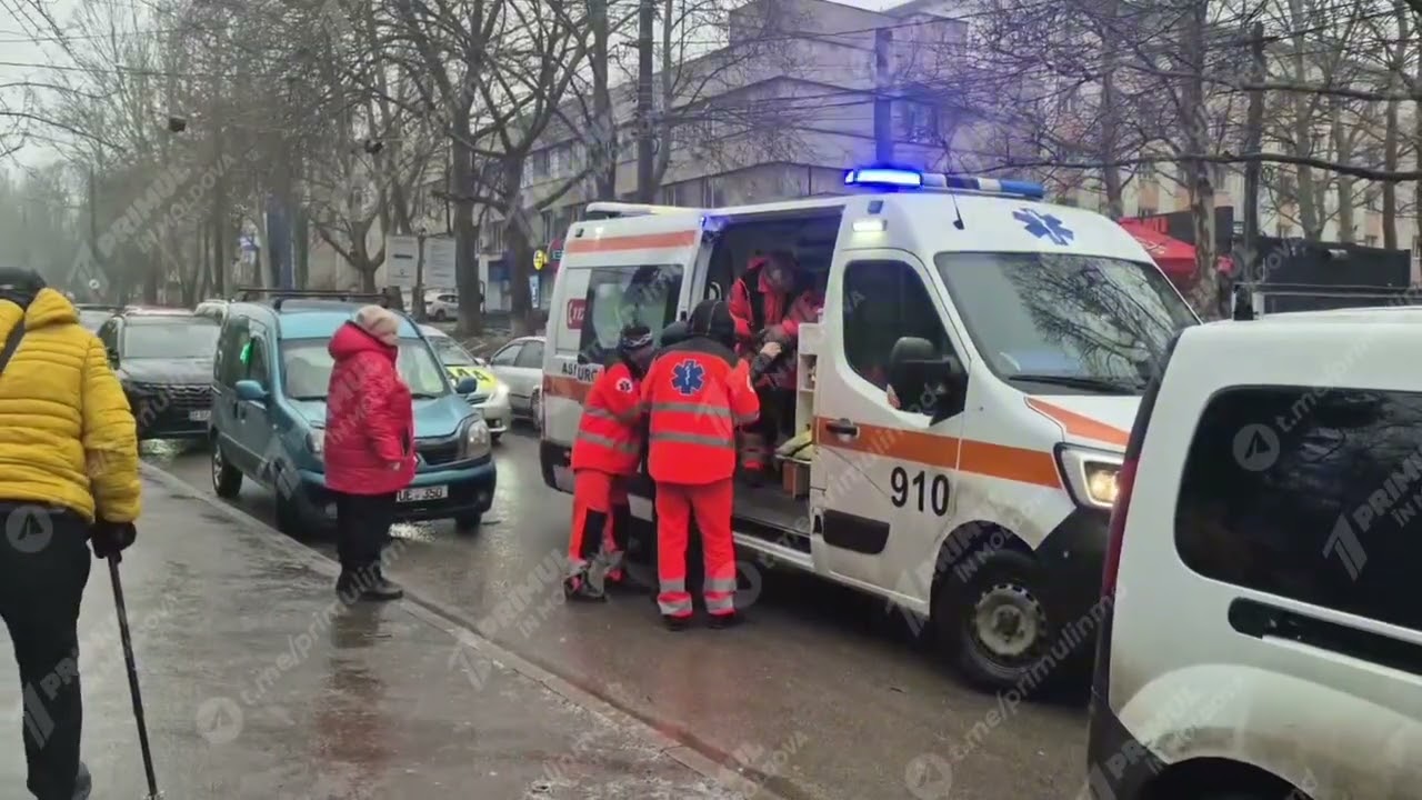 ❗️Кишинев, недалеко от РКБ очень скользко! Мужчина упал, ему потребовалась помощь медиков