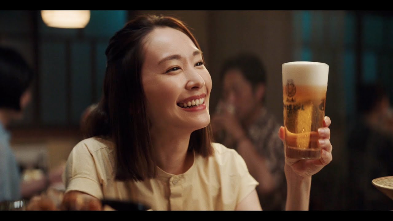 新垣結衣、なじみの店に「やっほー！」　YouTuber風自撮り映像も　アサヒ生ビール新TVCM「横丁とおつかれ生です」篇と「マルエフと黒生」篇