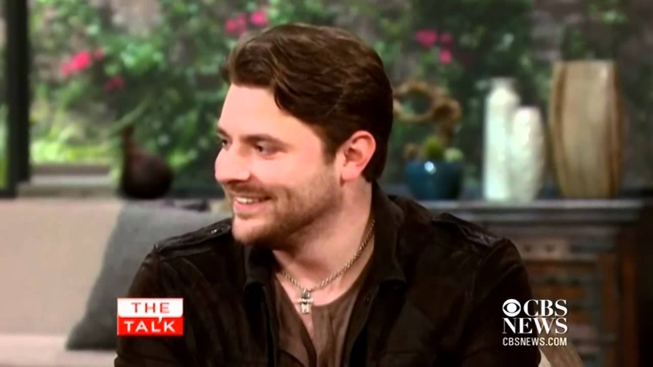 Chris Young break dances on 