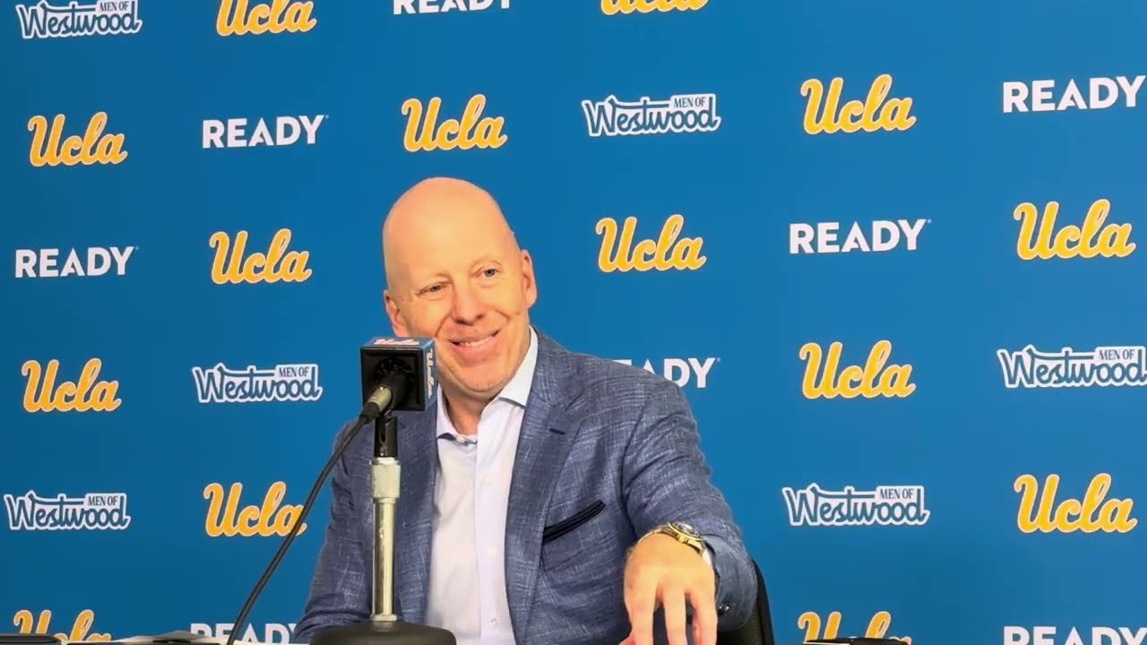 Главный тренер UCLA Мик Кронин общается с представителями СМИ после победы UCLA над Ратгерсом.