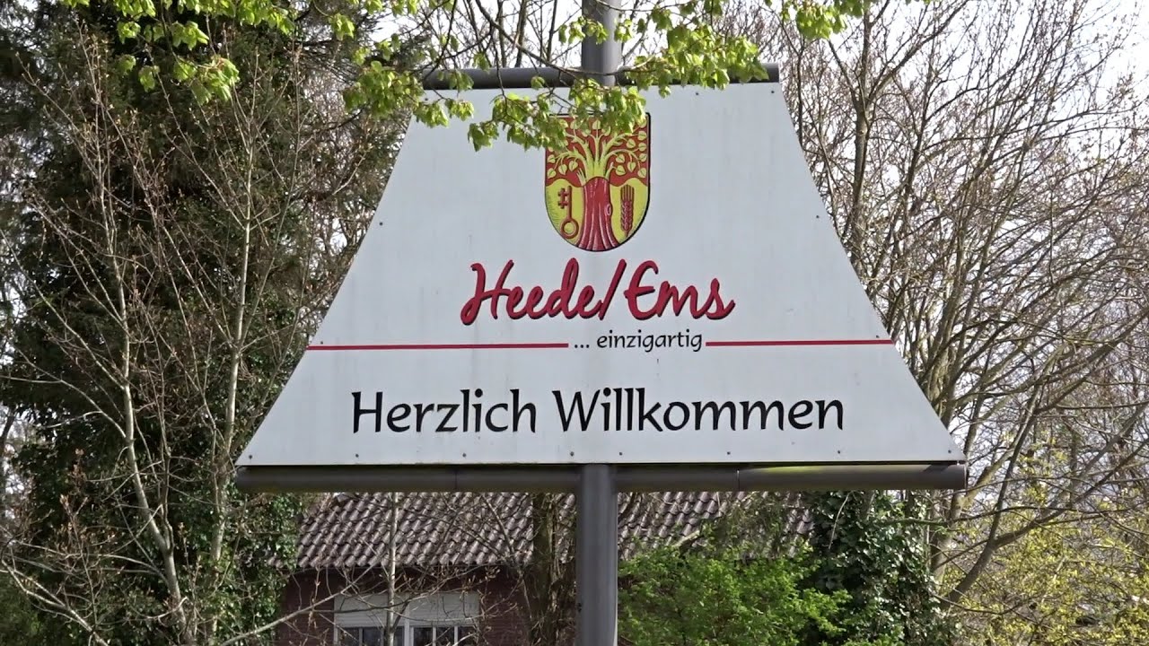 Heede/Ems Kleine Gemeinde mit großem Baum 26.04.2023
