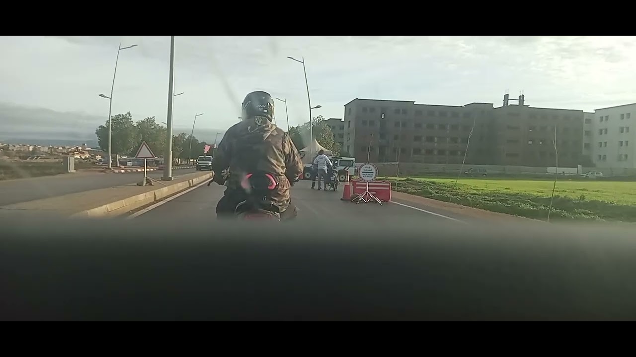 عبر الطريق سيار