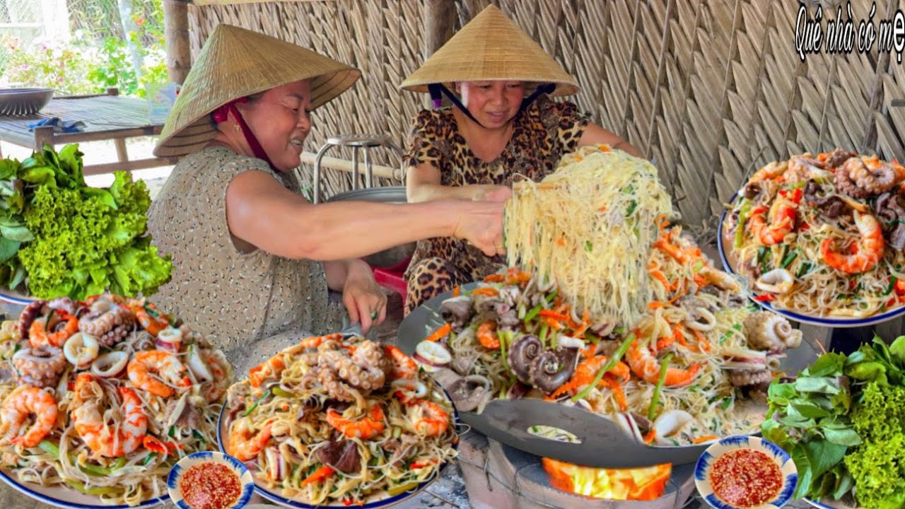 Hủ Tiếu Mì Xào Tôm Thịt Hải Sản | Bữa Ăn Quê Nhà Chị Chồng Em Dâu Cùng Vào Bếp -  Stir-fried noodles