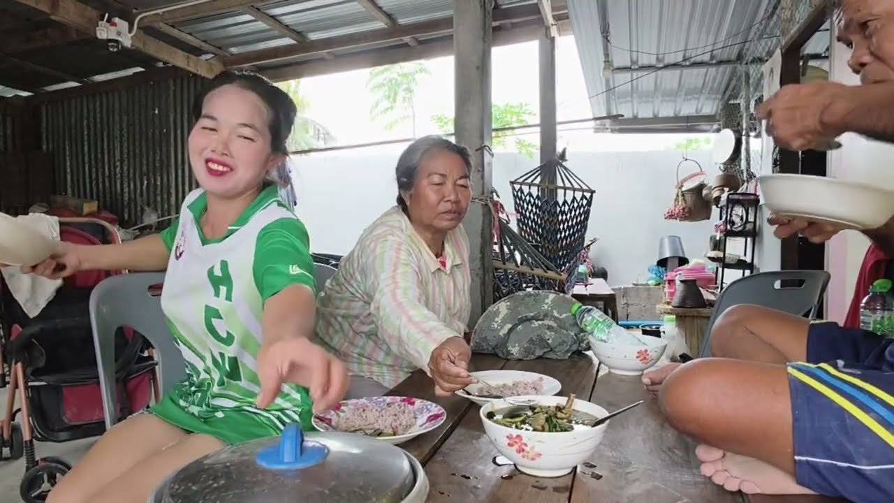 ฝนตกใหม่กะมาแกงเห็ดกะมีแกงเห็ดใส่น้ำย่านางซดฮ้อนๆแซ่บๆจ้า