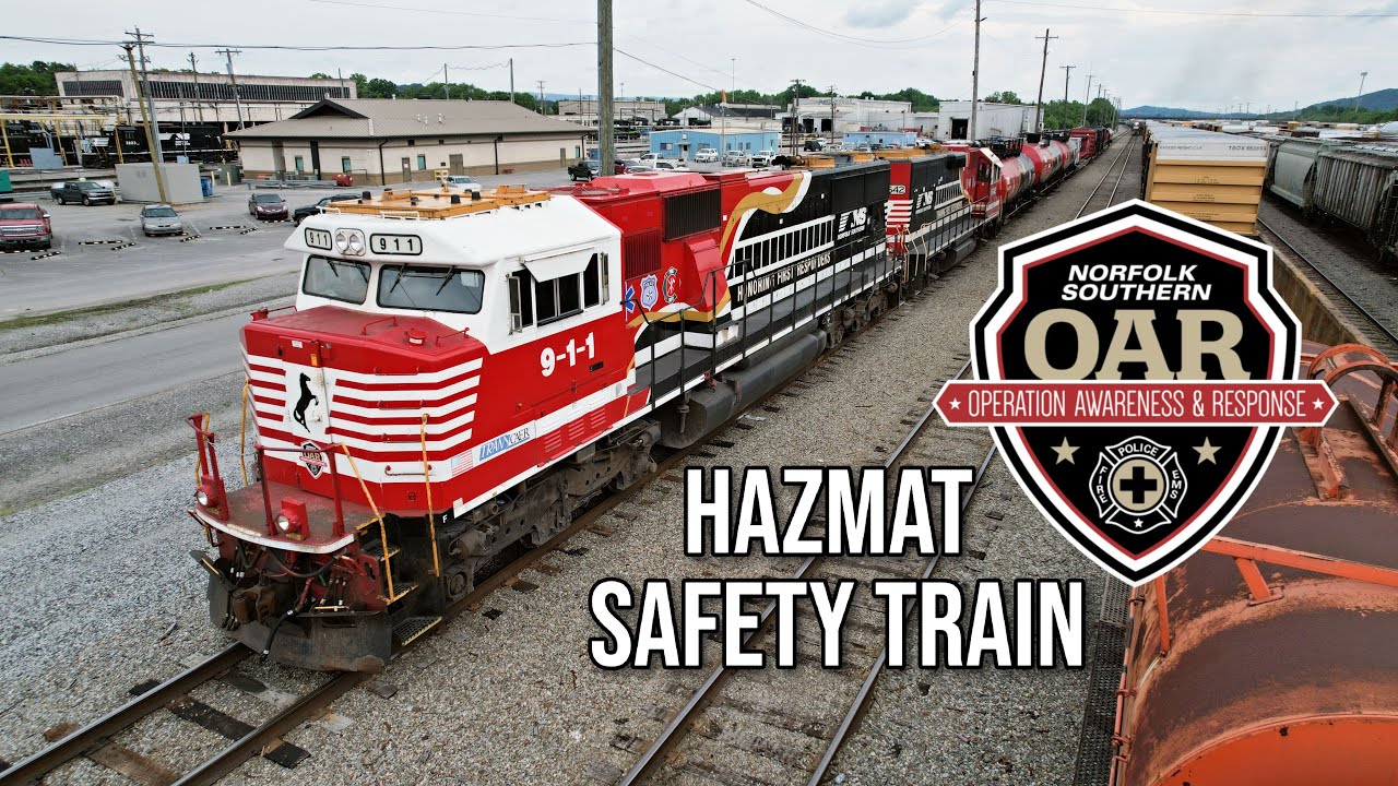 Поезд безопасности для опасных материалов компании Norfolk Southern с подразделениями экстренного...