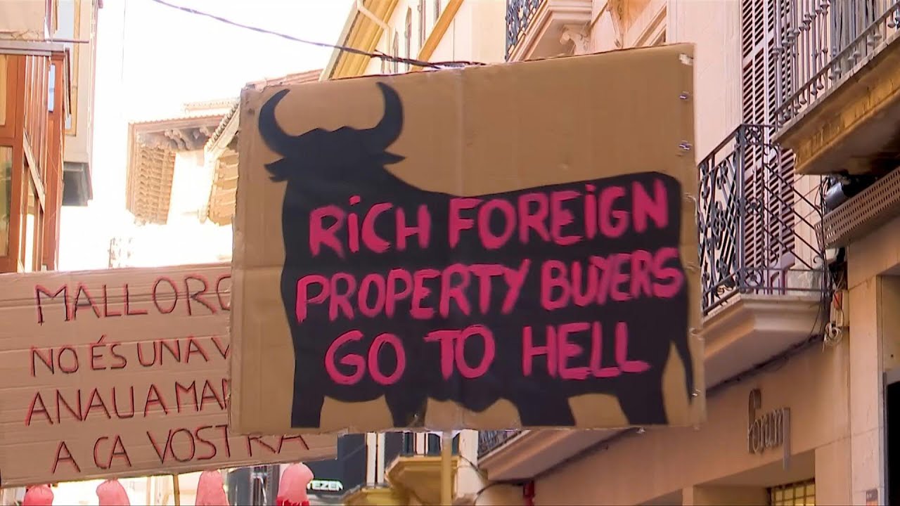 Miles de personas protestan en España en contra del turismo masivo | AFP